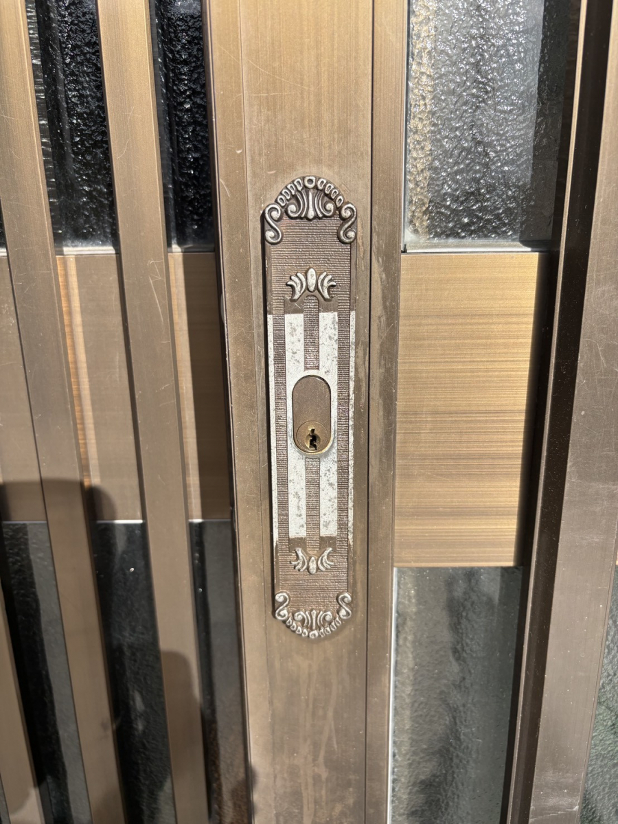 マドカラの引分戸の鍵不調を内外錠・内錠交換で安心🔐✨の施工前の写真3