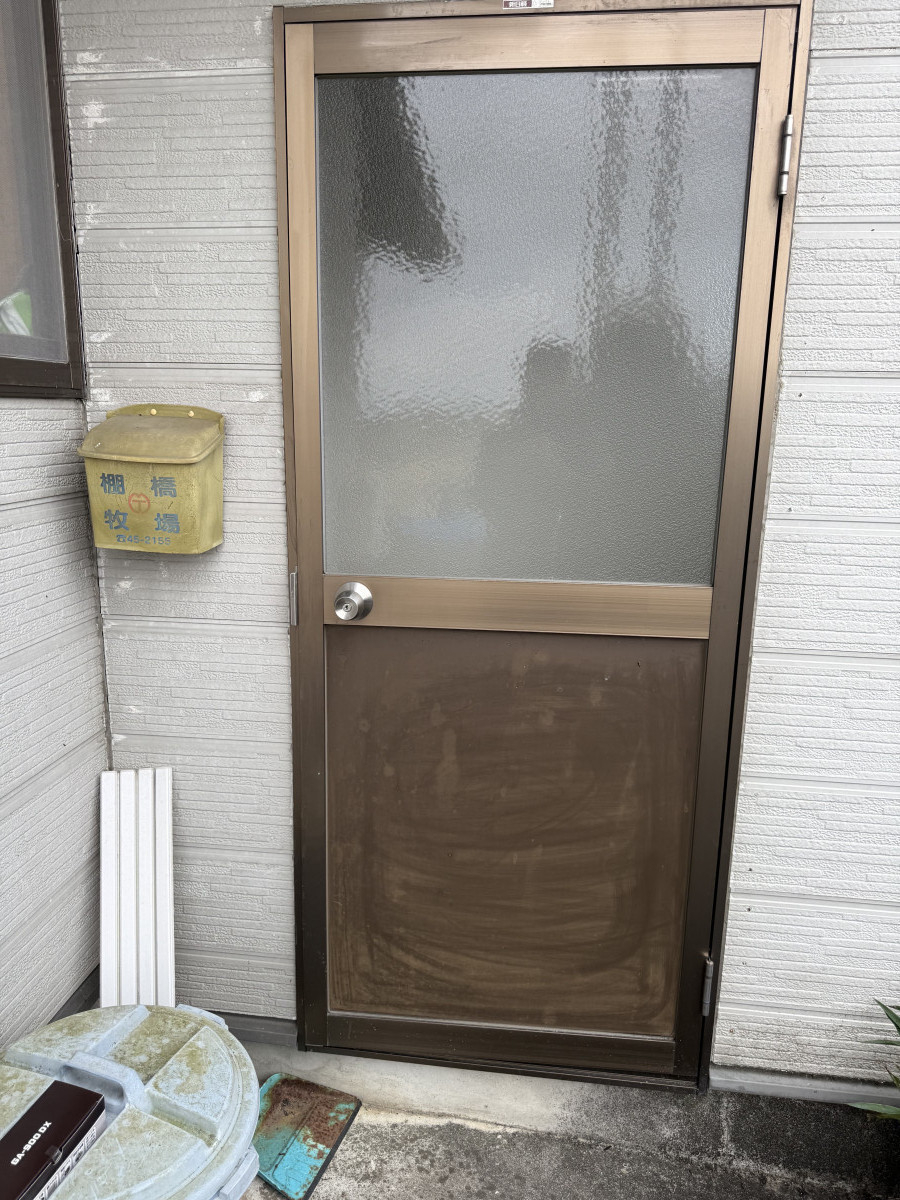 マドカラの鍵をなくしてしまった勝手口も安心✨握り玉交換で防犯対策！の施工前の写真1