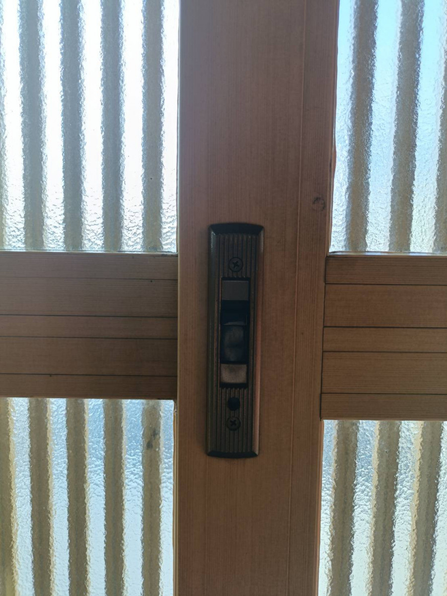 マドカラの玄関引違戸の錠交換で安心安全な毎日へ🔐の施工前の写真3