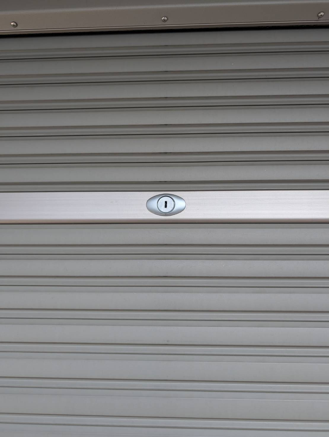 マドカラのシャッターの鍵交換で防犯性アップ🔐安心リフォームの施工後の写真1