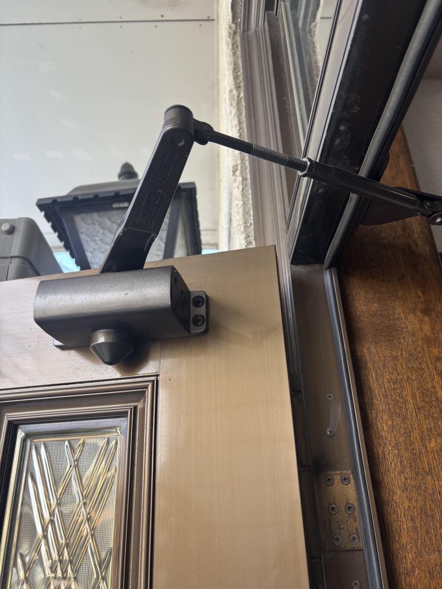 マドカラの玄関ドアクローザー交換で安全、快適な開閉へ🚪✨の施工前の写真1