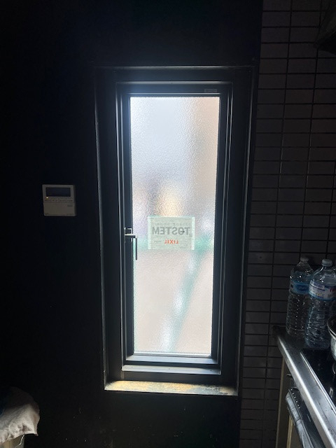 石田ガラス店のルーバー窓の寒さと防犯面の不安を解消!リクシルの高断熱な開き窓へ交換リフォームの施工後の写真1