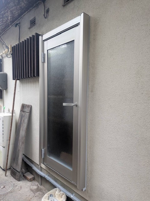 石田ガラス店の防犯対策と寒さ解消！鍵のいらない勝手口ドアへ1日リフォーム｜東郷町の施工後の写真1