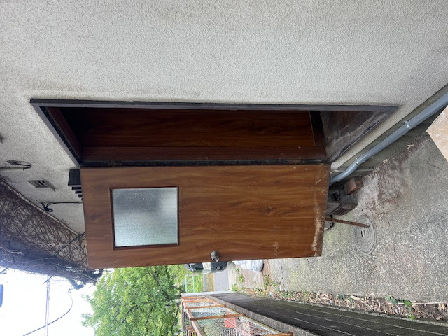 石田ガラス店の防犯対策と寒さ解消！鍵のいらない勝手口ドアへ1日リフォーム｜東郷町の施工前の写真1