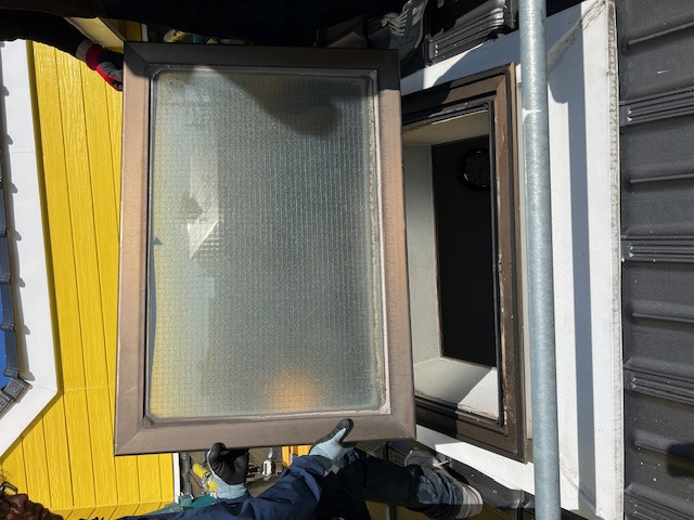 石田ガラス店の雨漏り不安を半日で解消！愛知郡東郷町のトップライト交換事例の施工前の写真1