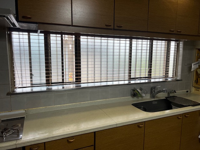 石田ガラス店の暑いキッチンを半日で快適に！東郷町の西日対策ブラインド事例の施工後の写真1