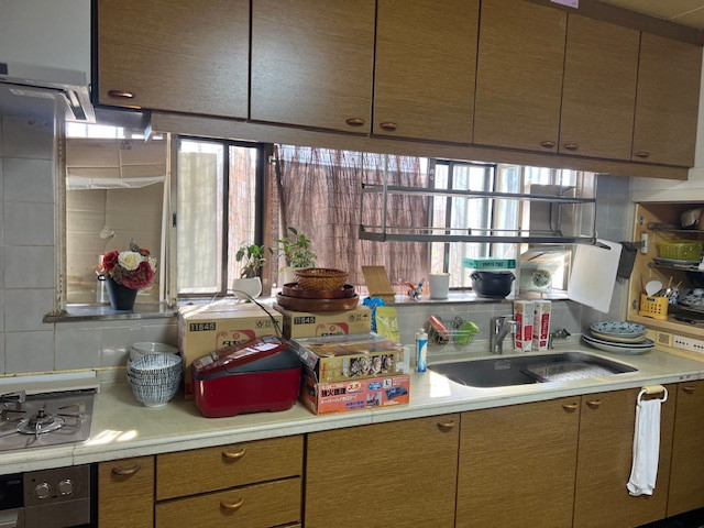 石田ガラス店の暑いキッチンを半日で快適に！東郷町の西日対策ブラインド事例の施工前の写真1