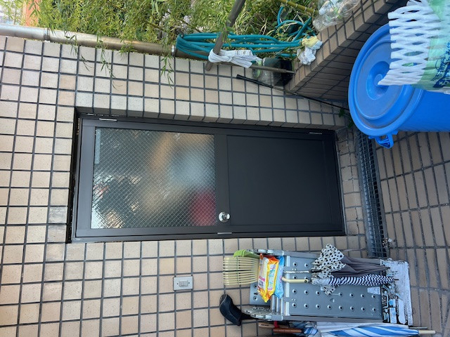 石田ガラス店の重たい勝手口ドアを半日で交換！東郷町の「かんたんドアリフォーム」の施工後の写真1