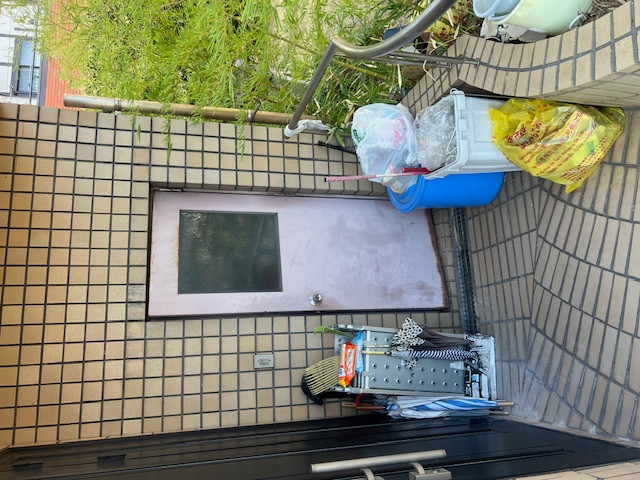 石田ガラス店の重たい勝手口ドアを半日で交換！東郷町の「かんたんドアリフォーム」の施工前の写真1