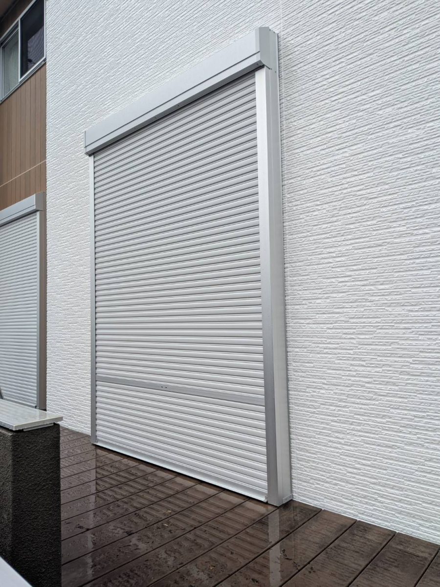 石田ガラス店の東郷町で防犯と日差し対策！窓横に壁があっても1日でシャッター後付けの施工後の写真1