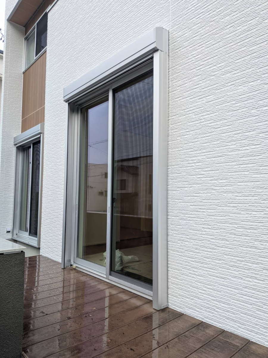 石田ガラス店の東郷町で防犯と日差し対策！窓横に壁があっても1日でシャッター後付けの施工前の写真1