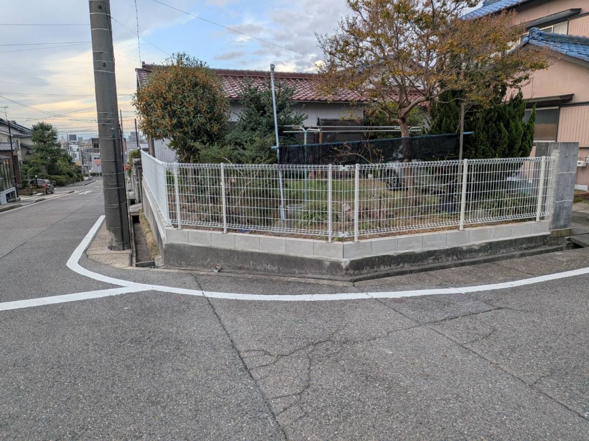 石田ガラス店の傾いたブロック塀の倒壊不安を解消！東郷町で安全なフェンスへ交換事例の施工後の写真1