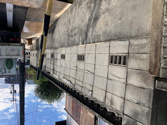 石田ガラス店の傾いたブロック塀の倒壊不安を解消！東郷町で安全なフェンスへ交換事例の施工前の写真1