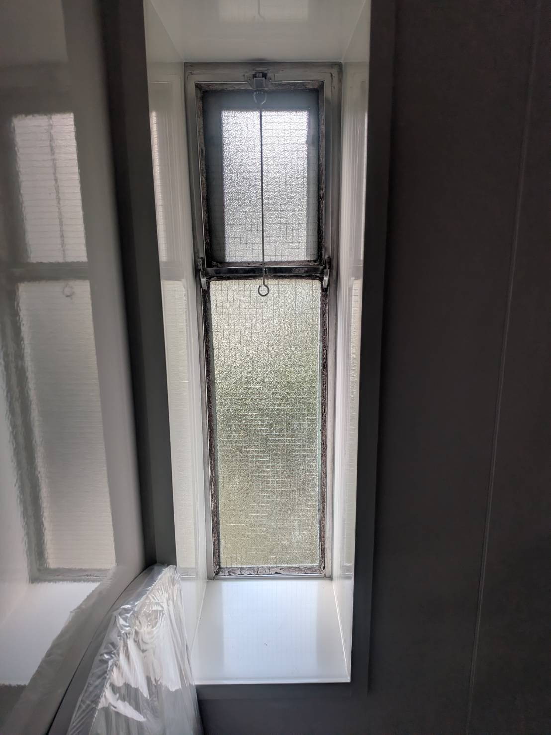 石田ガラス店の東郷町｜築40年の浴室の隙間風を解消！1日で安心の断熱窓への施工前の写真1