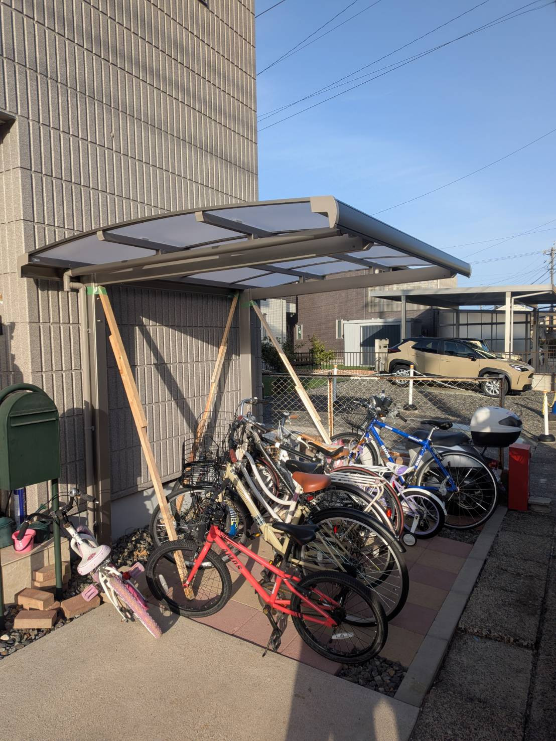 石田ガラス店の東郷町｜大切な自転車を雨から守る！1日で完成するおしゃれなサイクルポート設置事例の施工後の写真1