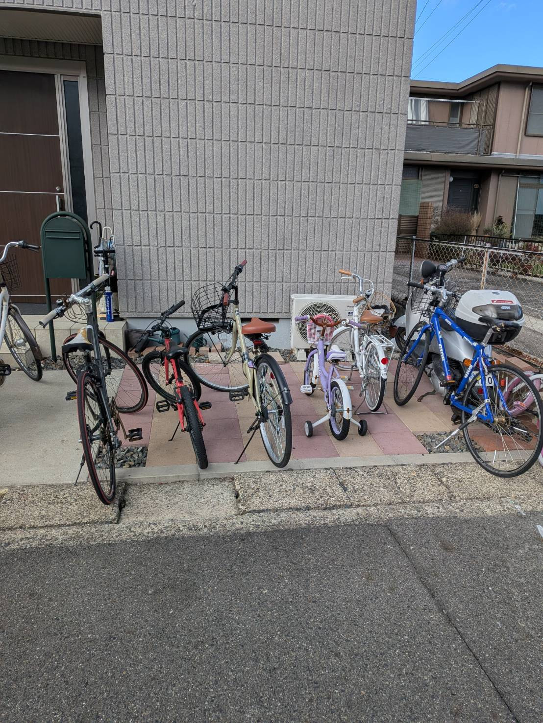 石田ガラス店の東郷町｜大切な自転車を雨から守る！1日で完成するおしゃれなサイクルポート設置事例の施工前の写真1