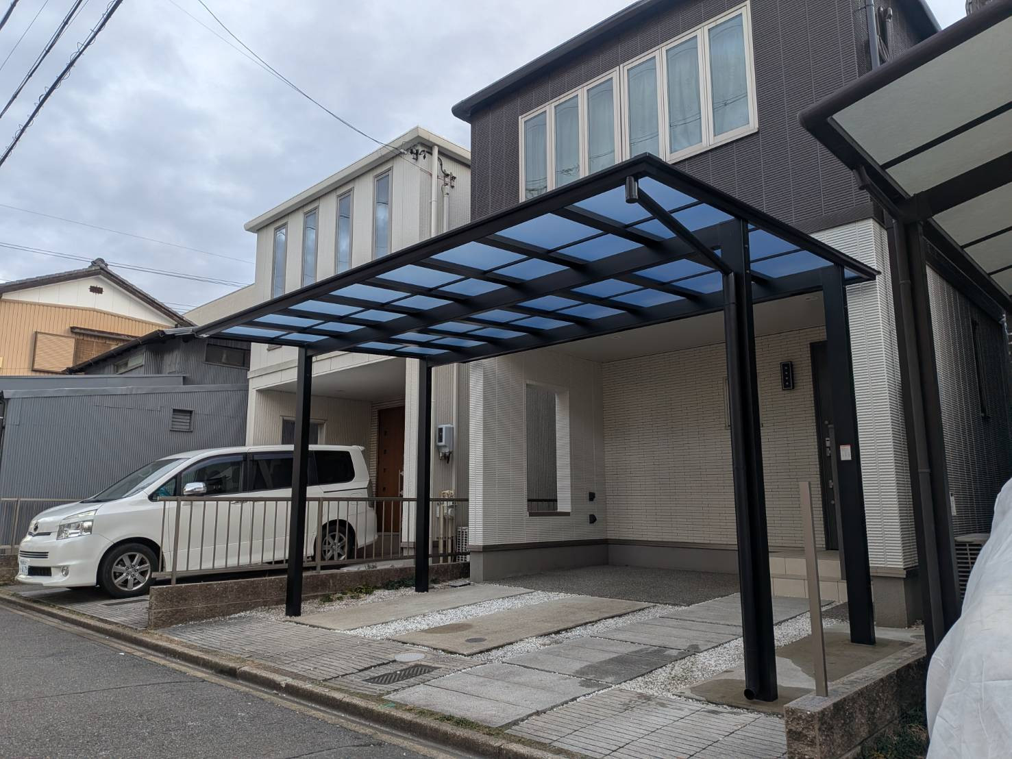 石田ガラス店の東郷町｜愛車の霜や暑さ対策に！熱線吸収ポリカ仕様のカーポート新設事例の施工後の写真1