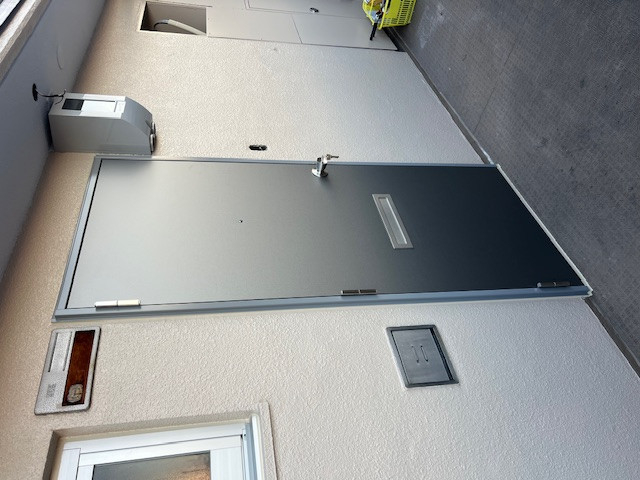 石田ガラス店の火災の汚れを一掃！東郷町のマンション玄関ドアを1日で綺麗に交換の施工後の写真1