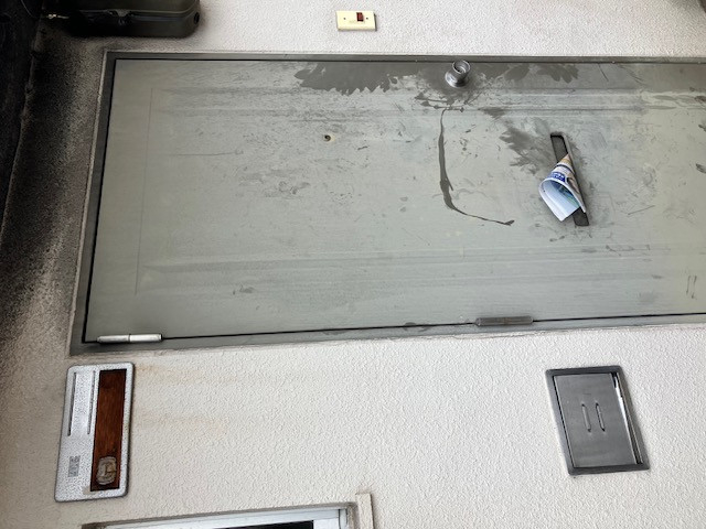 石田ガラス店の火災の汚れを一掃！東郷町のマンション玄関ドアを1日で綺麗に交換の施工前の写真1