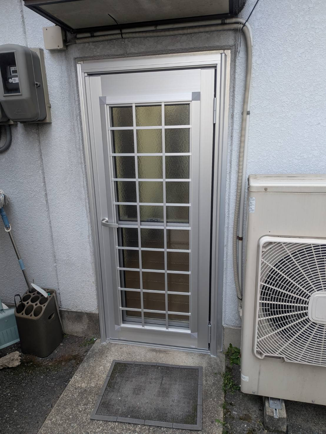 石田ガラス店の風通しの悪さを1日で解決！東郷町の勝手口採風ドア交換事例の施工後の写真1