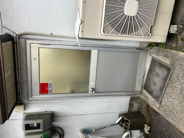 石田ガラス店の風通しの悪さを1日で解決！東郷町の勝手口採風ドア交換事例の施工前の写真1