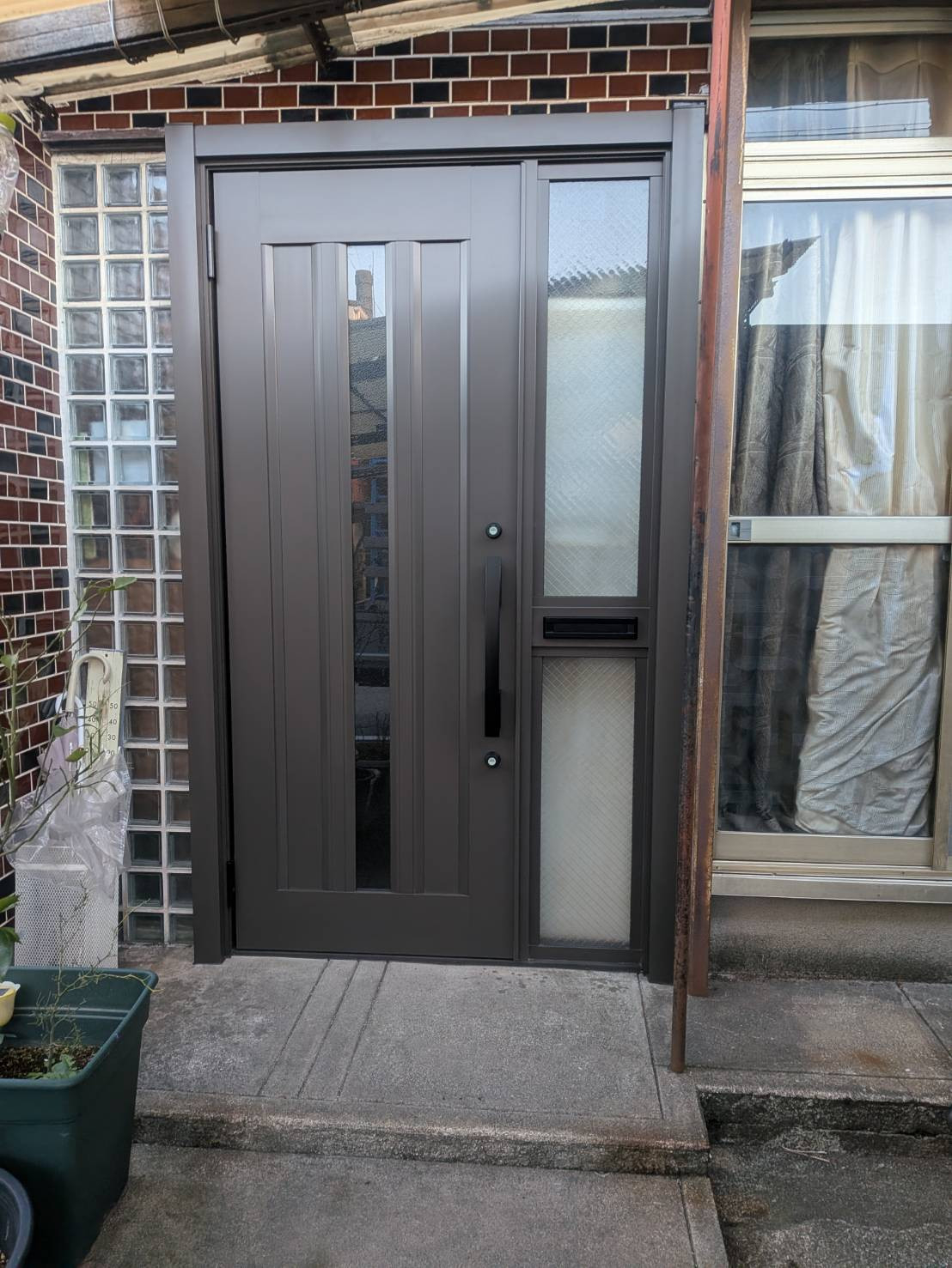 石田ガラス店の立てつけの悪さと古さを1日で解消！東郷町の玄関ドアリフォーム事例の施工後の写真1