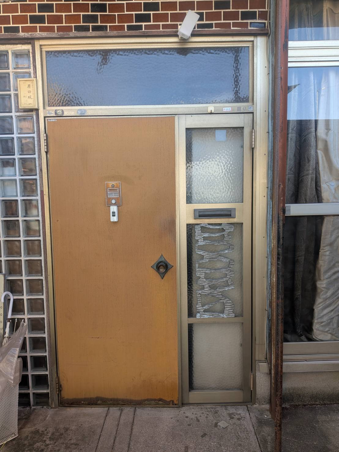 石田ガラス店の立てつけの悪さと古さを1日で解消！東郷町の玄関ドアリフォーム事例の施工前の写真1