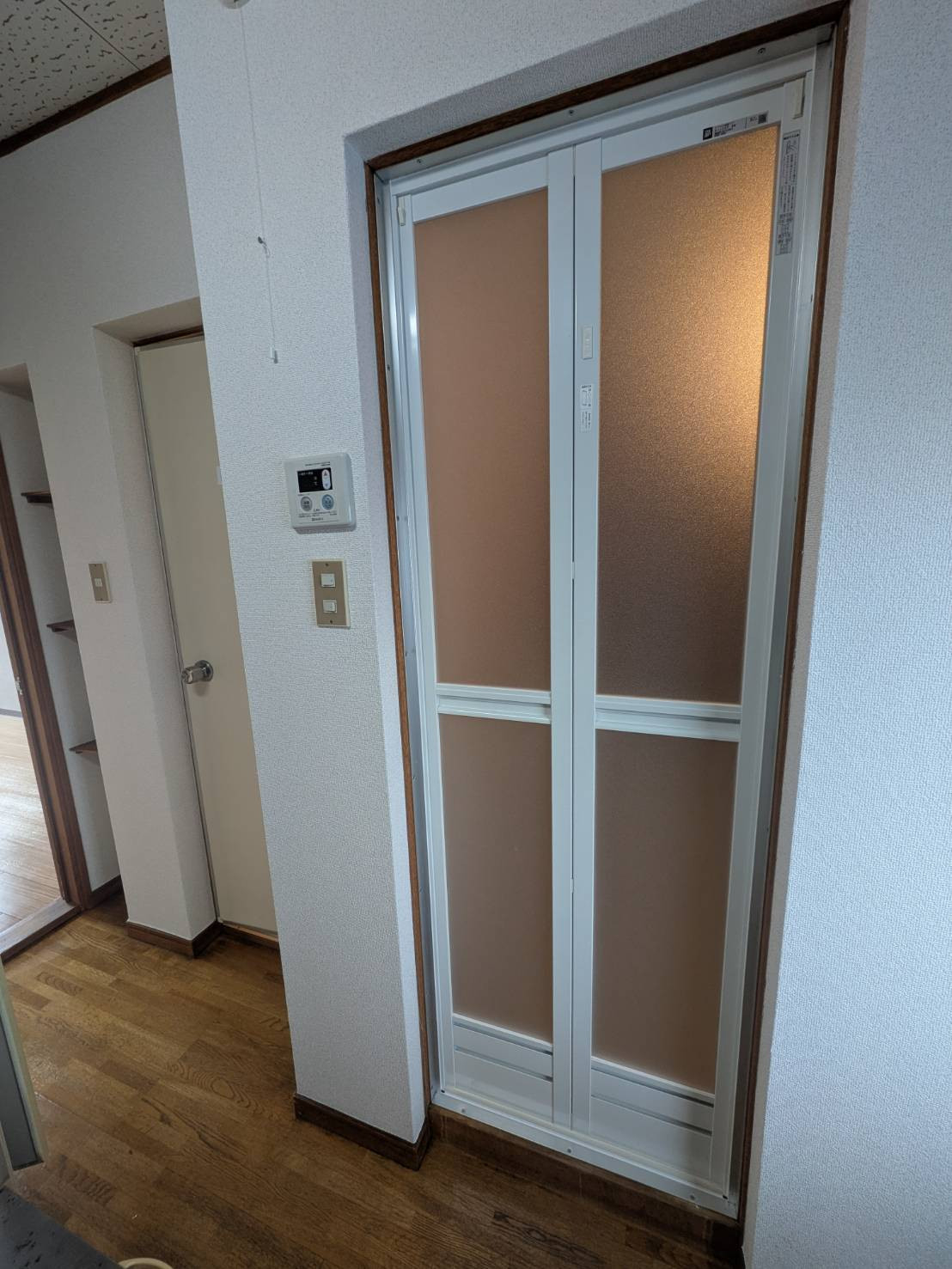 石田ガラス店の浴室ドアの開閉不良を半日で解消！東郷町の浴室折れ戸交換事例の施工後の写真1