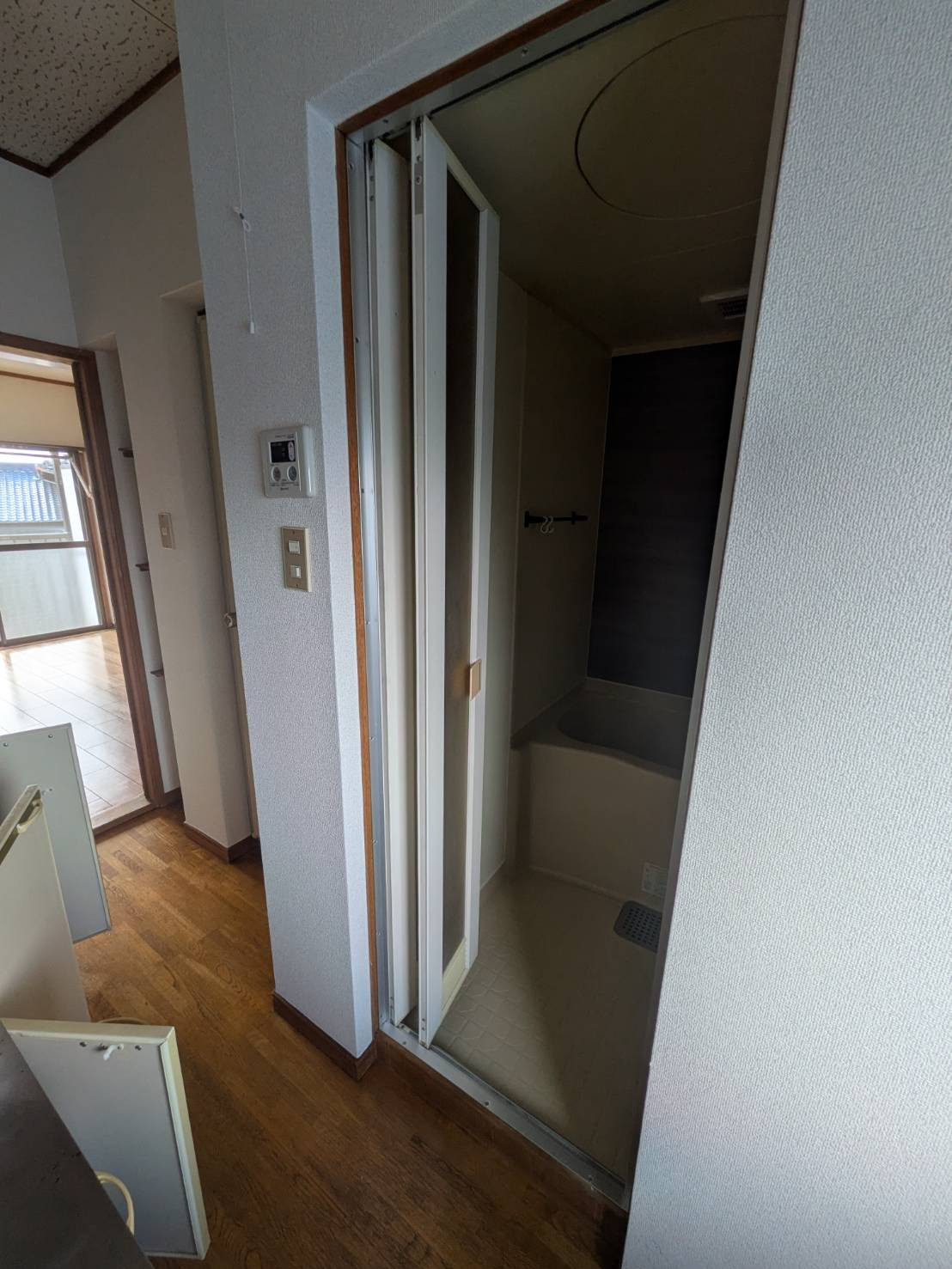 石田ガラス店の浴室ドアの開閉不良を半日で解消！東郷町の浴室折れ戸交換事例の施工前の写真1