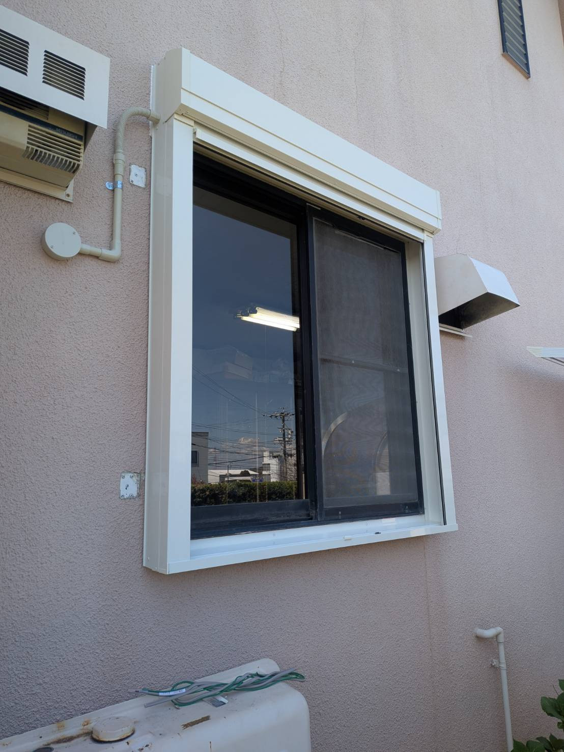 石田ガラス店の空き巣の不安を半日で解消！東郷町キッチンの採風シャッター事例の施工後の写真1