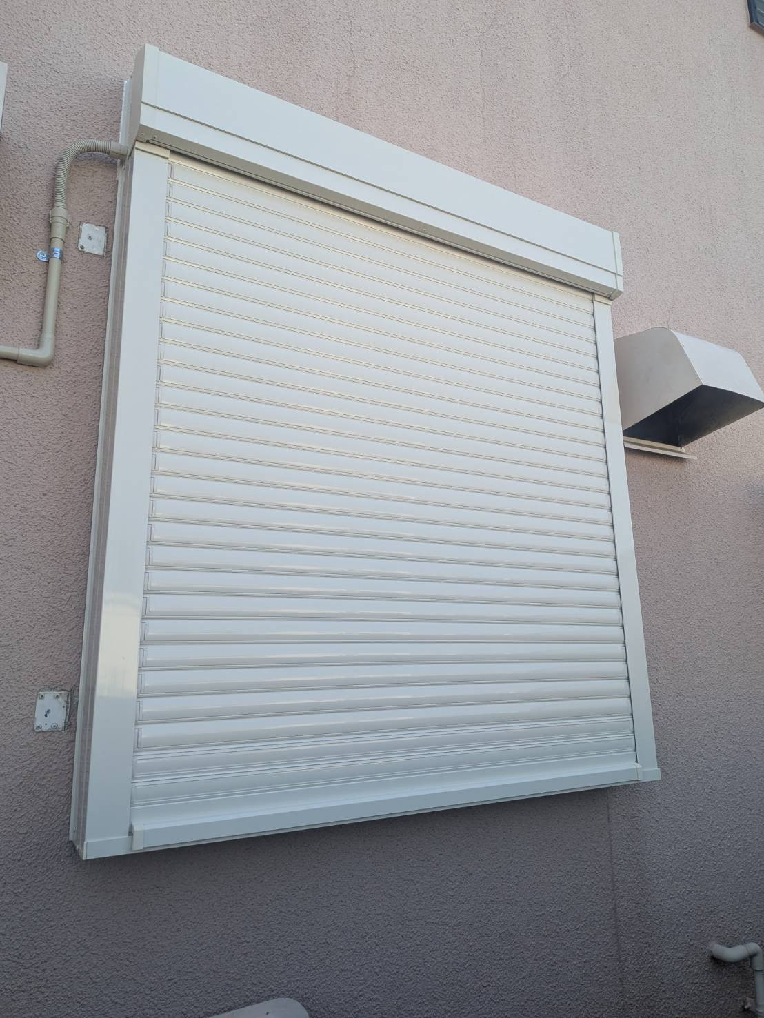 石田ガラス店の空き巣の不安を半日で解消！東郷町キッチンの採風シャッター事例の施工後の写真2