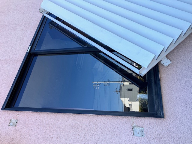 石田ガラス店の空き巣の不安を半日で解消！東郷町キッチンの採風シャッター事例の施工前の写真1