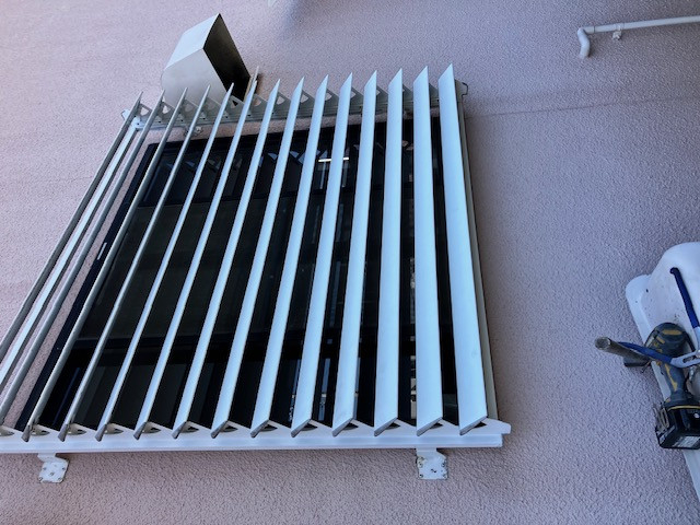 石田ガラス店の空き巣の不安を半日で解消！東郷町キッチンの採風シャッター事例の施工前の写真2