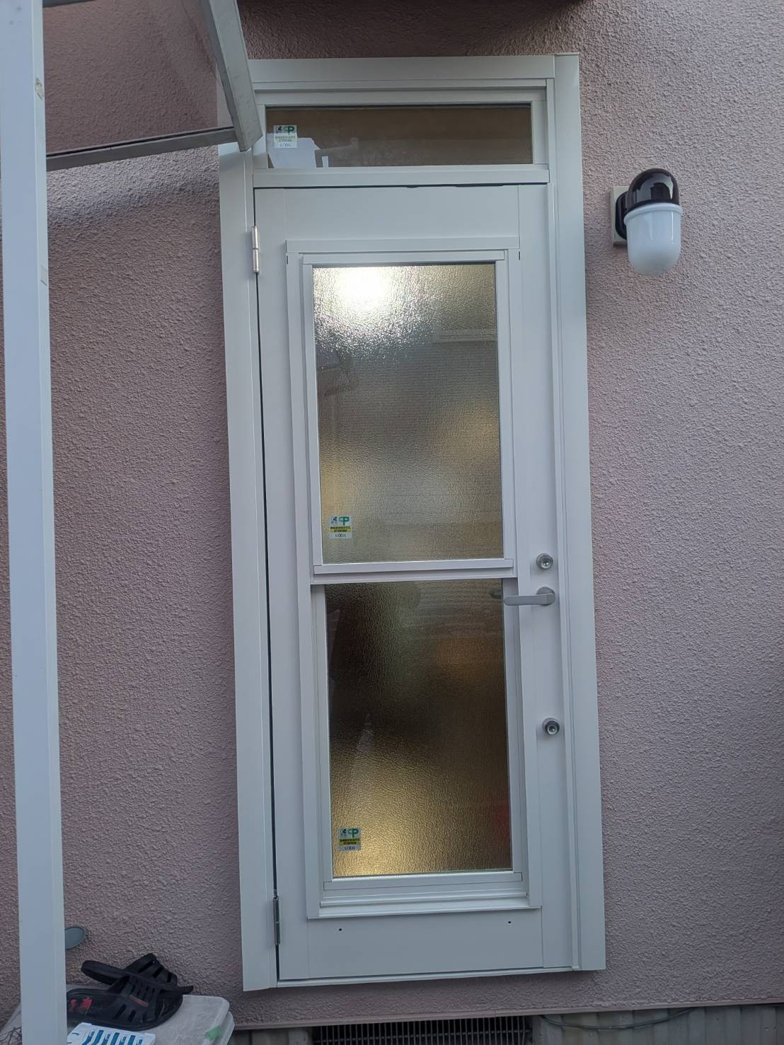 石田ガラス店の愛知郡東郷町｜風通しと防犯を両立！半日で完了する勝手口ドア交換の施工後の写真1