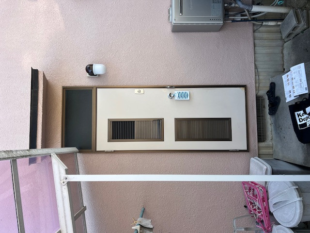 石田ガラス店の愛知郡東郷町｜風通しと防犯を両立！半日で完了する勝手口ドア交換の施工前の写真1