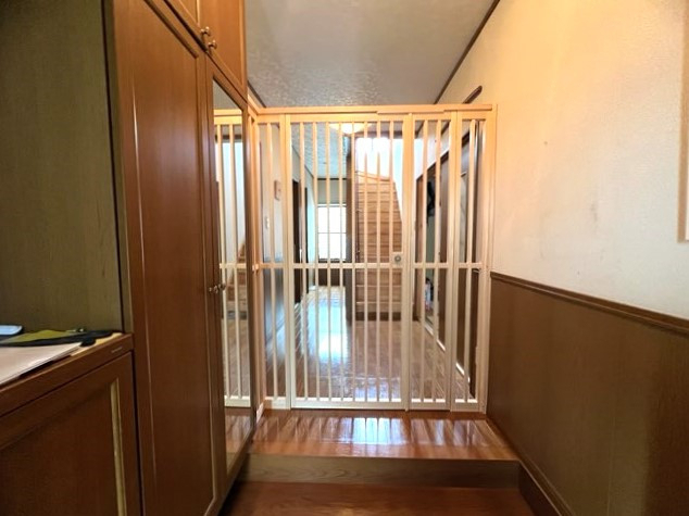 和み工房 兵庫の【小野市】ワンちゃんのための安心・快適リフォーム！玄関ホールの脱走防止格子戸取付！の施工後の写真1