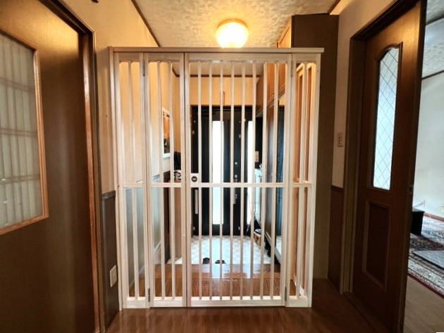 和み工房 兵庫の【小野市】ワンちゃんのための安心・快適リフォーム！玄関ホールの脱走防止格子戸取付！の施工後の写真2