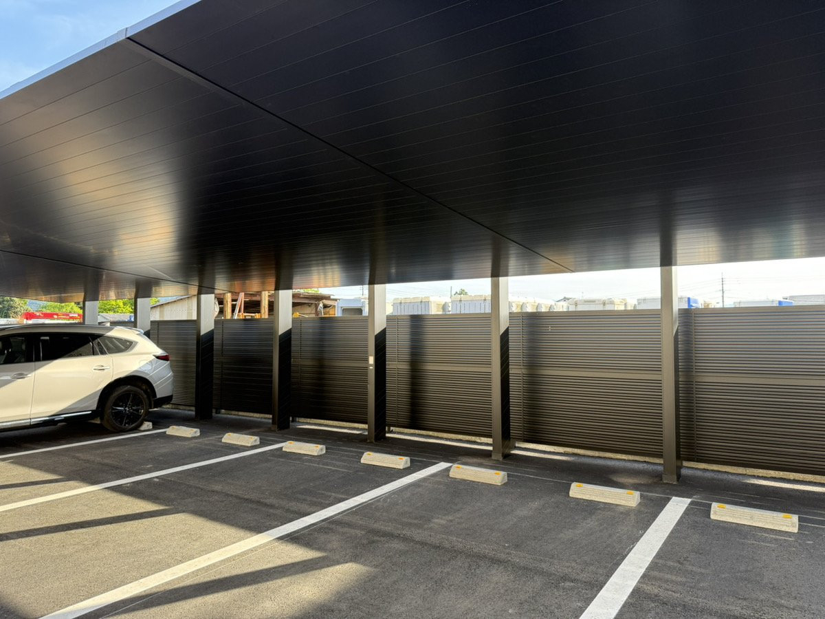 さかぐちのLIXIL カーポートSC:後方支持 2台用(横3連棟)の施工後の写真2