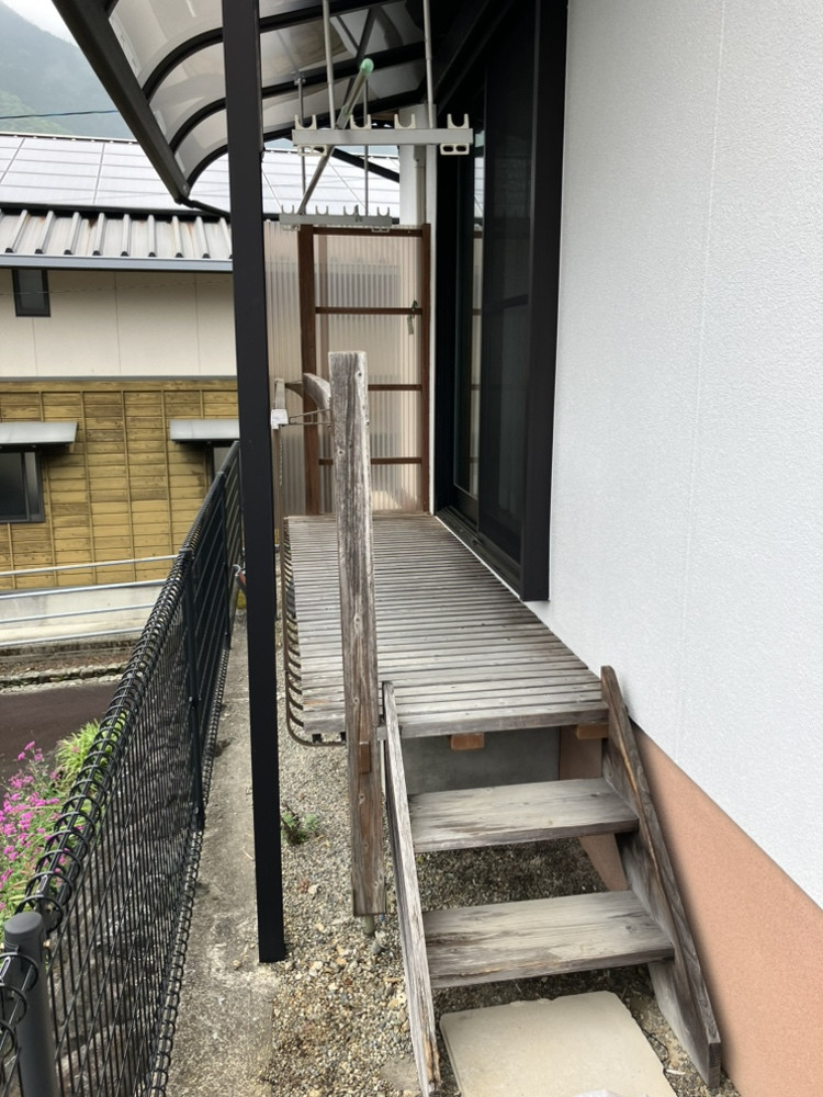 さかぐちのずっと美しく、ずっと快適なウッドデッキ「樹ら楽ステージ」の施工前の写真1