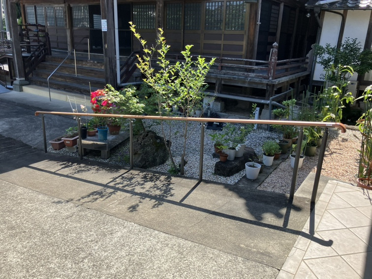 さかぐちの毎日の安心を支える歩行用補助手すり。LIXILグリップラインの施工後の写真1