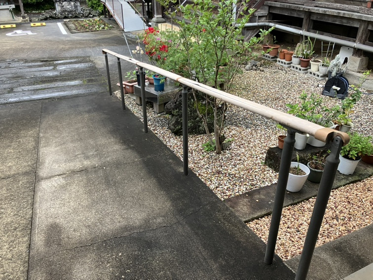 さかぐちの毎日の安心を支える歩行用補助手すり。LIXILグリップラインの施工前の写真1