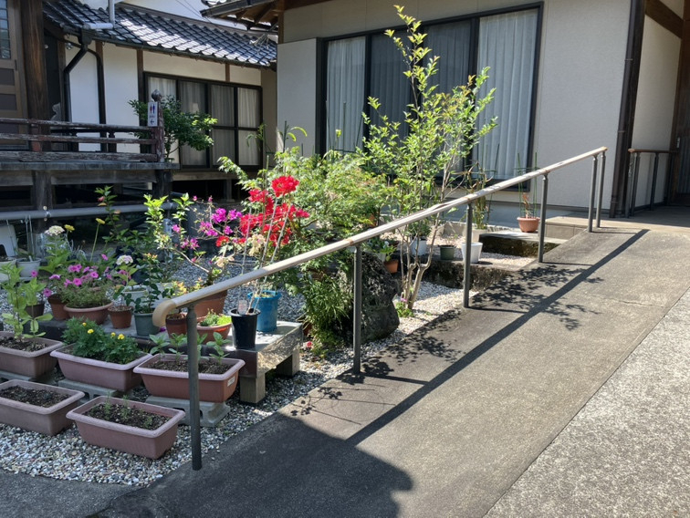 さかぐちの毎日の安心を支える歩行用補助手すり。LIXILグリップラインの施工前の写真3