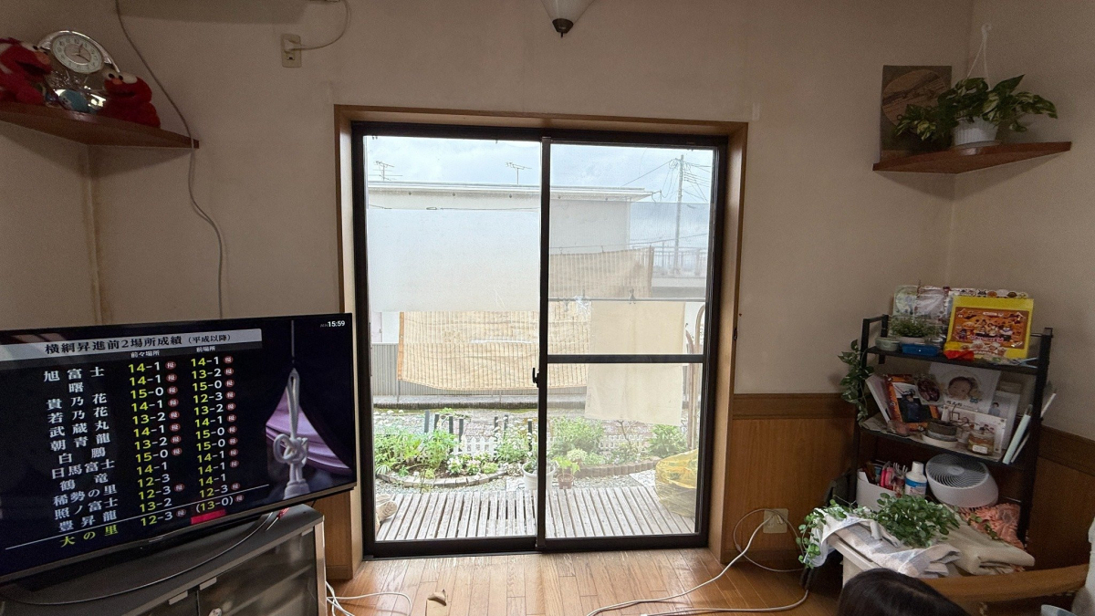 さかぐちの夏の日差しをやさしく遮る窓。LIXIL 断熱内窓インプラスの施工前の写真1