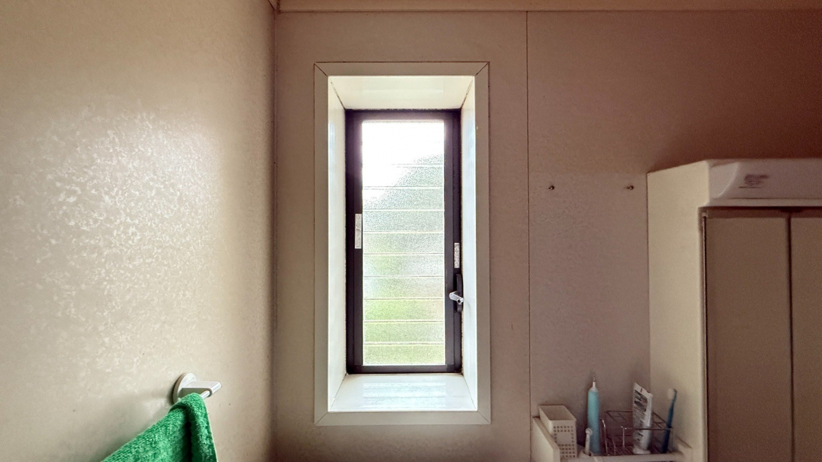 さかぐちの夏の日差しをやさしく遮る窓。LIXIL 断熱内窓インプラスの施工前の写真3