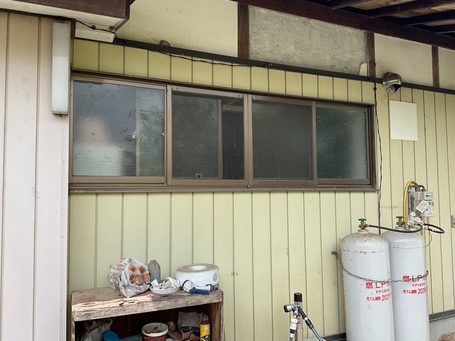 テイエストーヨー住器の外壁をこわさず断熱窓に交換の施工前の写真1