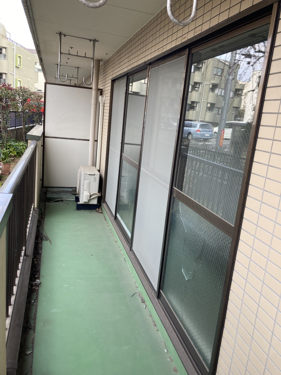 三重 新座ショウルームの【古い窓を「リプラス」に交換！マンションでもできる快適リフォーム】リプラス取付工事その2の施工前の写真1