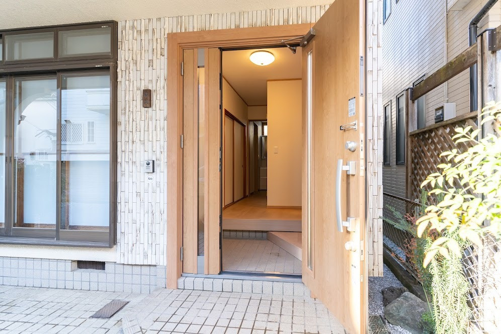 三重 新座ショウルームの【玄関がパッと明るく!1日で叶えた光あふれる玄関リフォーム】の施工後の写真2