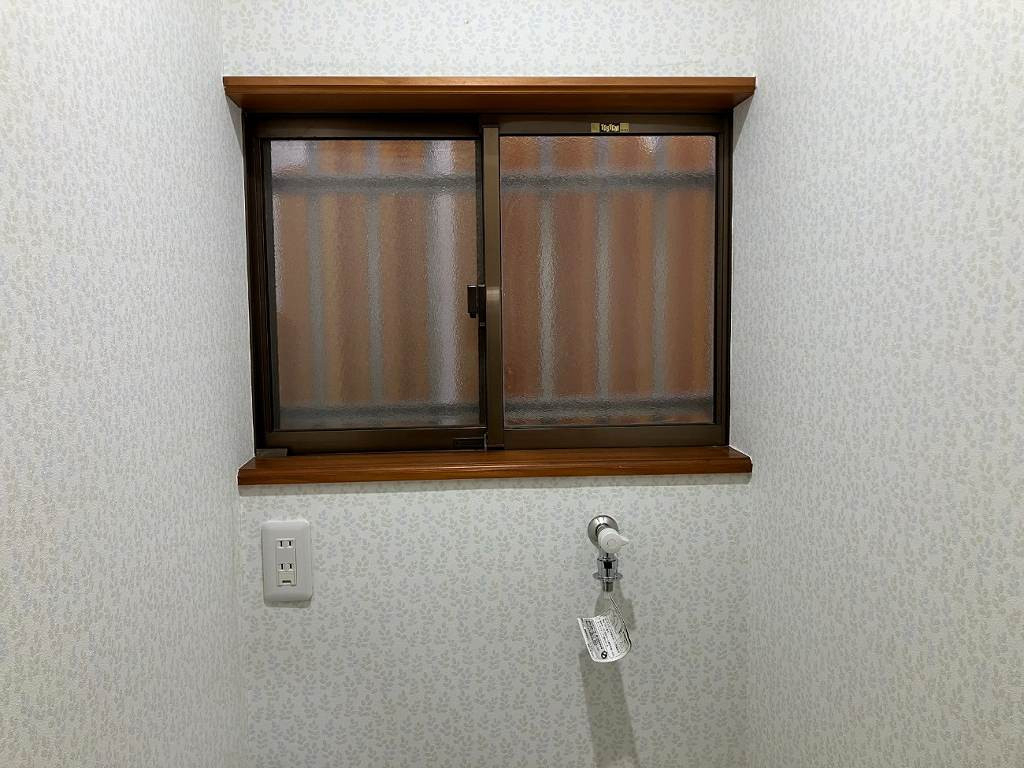 三重 新座ショウルームの【「小さな窓でも大きな違い」洗濯機上の窓リフォーム事例】|三重 新座ショウルーム|新座市の施工前の写真1