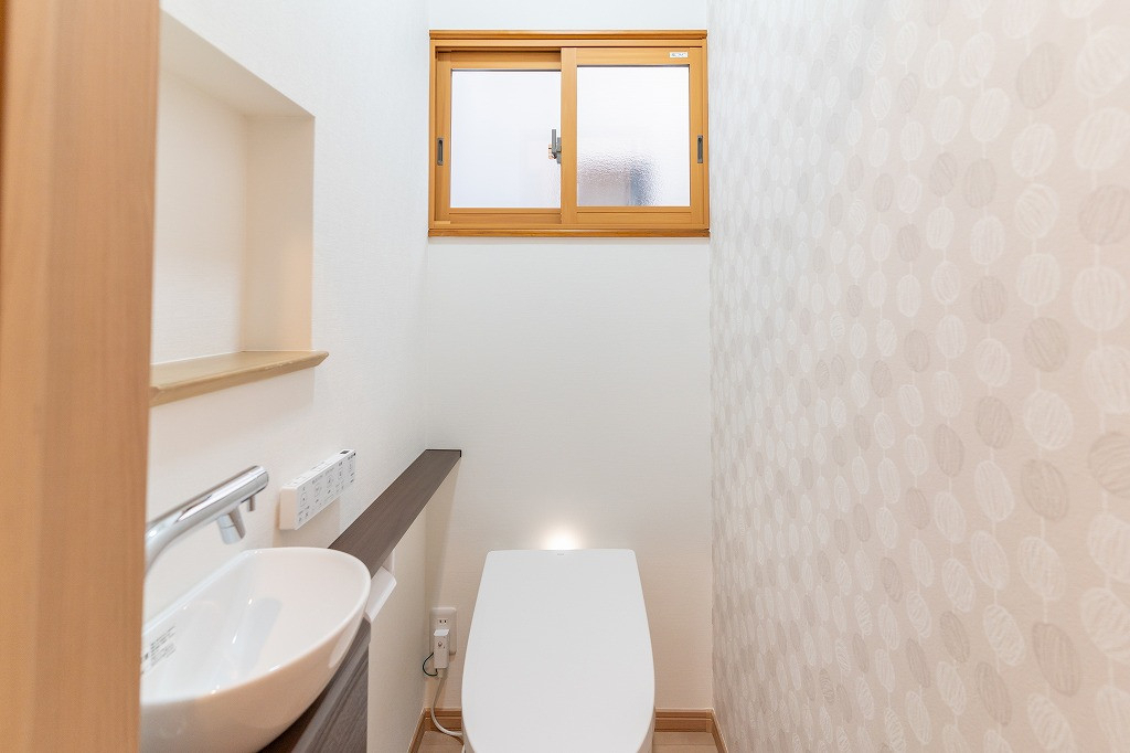 三重 新座ショウルームの【窓台を活かした内窓リフォーム｜トイレ空間の小窓施工事例】｜三重　新座ショウルーム｜新座市の施工後の写真1