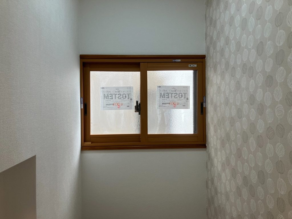 三重 新座ショウルームの【窓台を活かした内窓リフォーム｜トイレ空間の小窓施工事例】｜三重　新座ショウルーム｜新座市の施工後の写真2